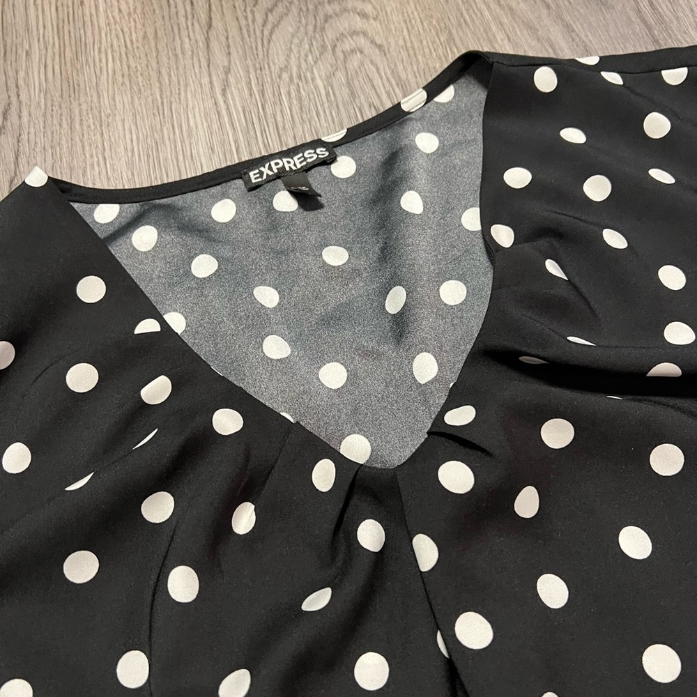 EXPRESS Womens Sz L Black White Polka Dot Short Sleeve V Neck - Picture 5 of 8